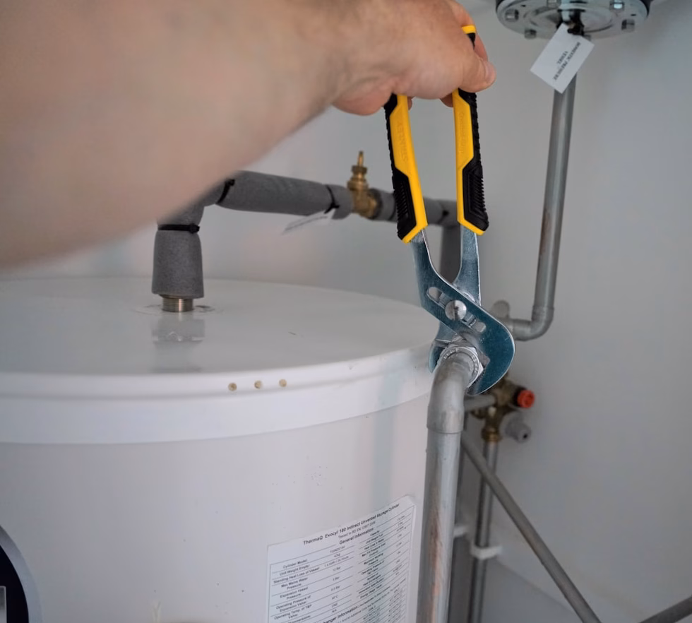 Kombi bağlantıları üzerinde çalışan teknik servis çalışanı